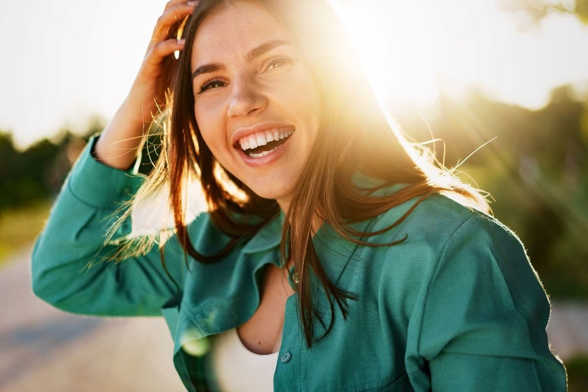 Do Clothing and Background Colours Change How White Teeth Look?