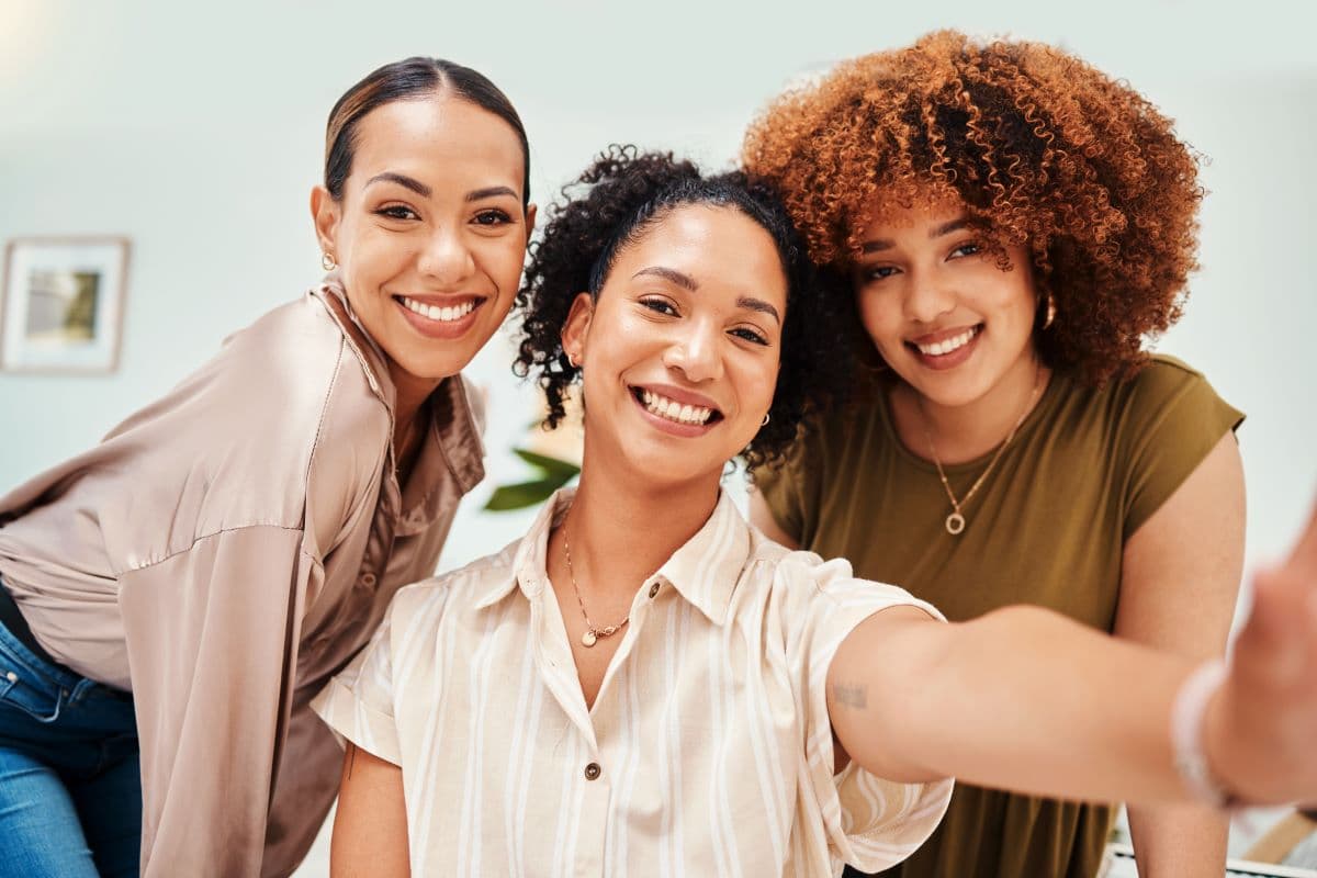 How do oxygen radicals help whiten teeth?